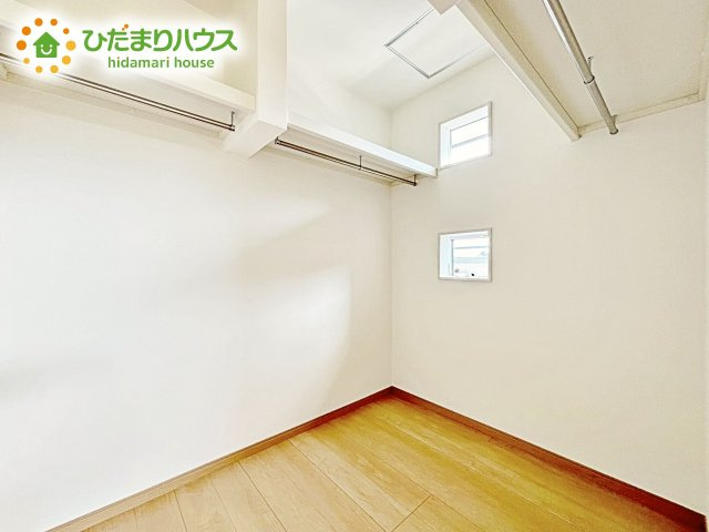 小物類から掃除機やシーズンオフの暖房器具といった大きいものまで1か所に収納できる、機能的な大容量クローゼット付き(^^♪光の影響を受けにくいので、物の保存に最適♪