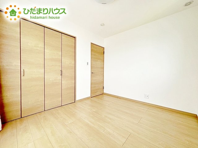 室内には収納スペースもあり、衣類や小物類をたっぷり収納可能。お部屋をより広くお使いいただけます。