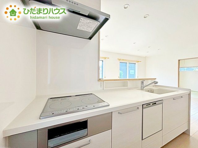 3口コンロが嬉しいシステムキッチン♪広いシンクや作業台でお料理が捗ります♪