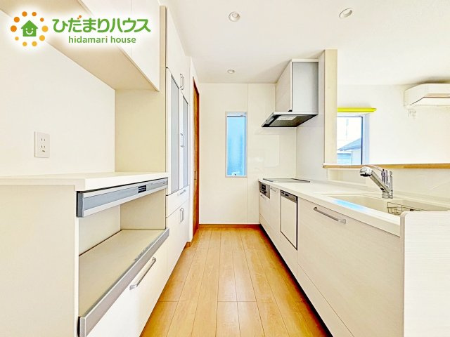 収納もたっぷり御座います。お食事の準備をしながらご家族との会話を楽しめます。キッチン近くに水回りも集中しているので、家事の動きがらくちんです♪