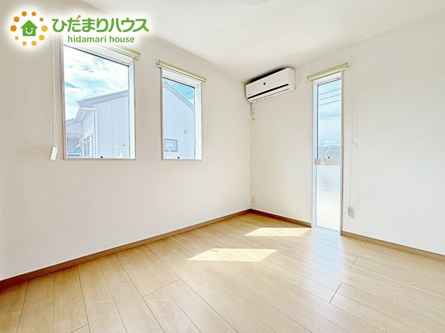 二面採光の設計で明るい時間帯は陽が入り、リラックス出来るお部屋となっています。