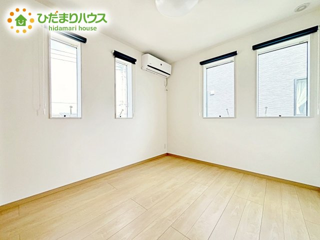 明るい陽光が差し込む洋室。白を基調とした爽やかな空間。