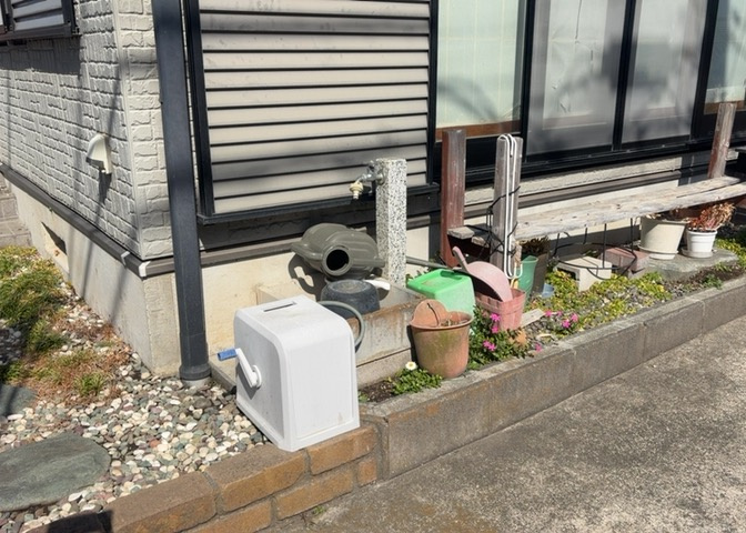 敷地内に散水栓や立水栓があると便利です。水道水を直接利用できるため、水を運ぶ手間を省くことが出来ます。大量の水を必要とする洗車作業や清掃などに役立ちます。その他設備とあわせて、現地でご確認ください。