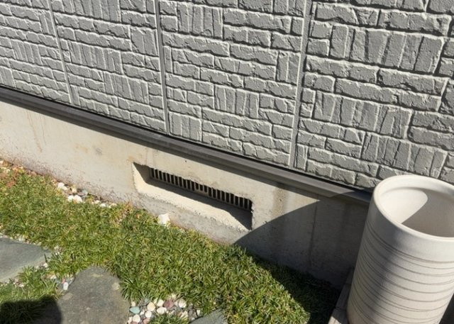 床下換気口は、床下に湿気がこもることを防ぎ、効果的に換気を行うために設置されています。床下換気口が設置されていない建物は、基礎パッキング工法などにより換気を行なっています。詳細は現地でご確認ください。
