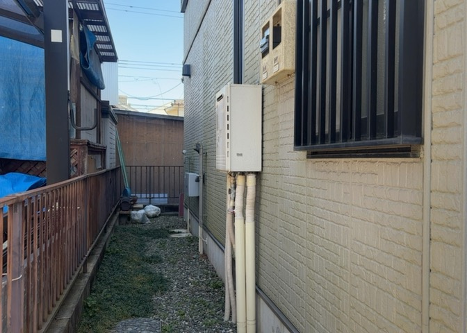 省エネ給湯器とは従来型の給湯器より熱効率が高く、少ない燃料でたくさんのお湯を沸かすことが出来る高効率な給湯器のことを指します。また、省エネ給湯器には種類があり、利便性や効果なども様々です。