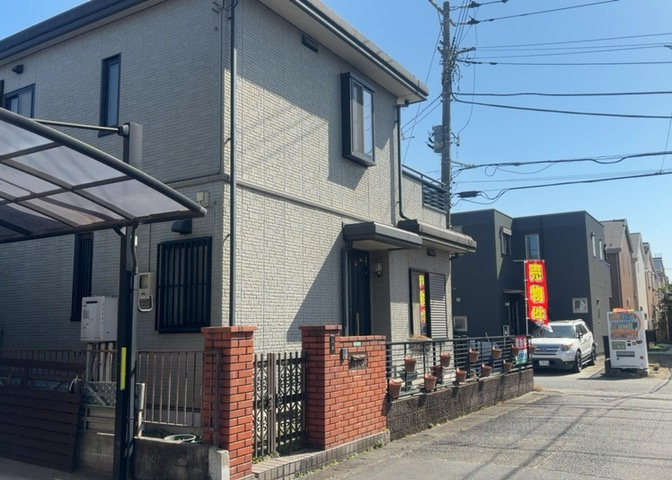 南側道路の場合は長い時間光を入れ込むことができるため、庭やリビングを道路側に持ってくることが多く土地価格も高い傾向にあります。一方北側道路だとリビングや庭が南側になりプライバシーを守ることができます。