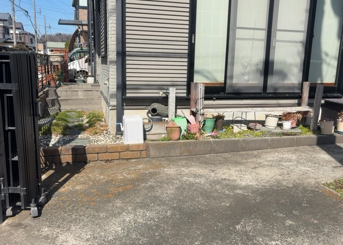 庭のある家に住むことのメリットとして、子どもたちの遊び場を確保できること、ガーデニングや家庭菜園を楽しめること、明るさを確保できることがあります。また、配置を工夫することでプライバシーが確保できます。