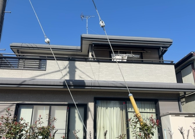 バルコニーは、建物内から室外へ楽に出入りできる便利なスペースです。また、バルコニーには手すりを付けることが義務付けられており、手すりの高さは110cm以上で施工することが建築基準法で定められています。