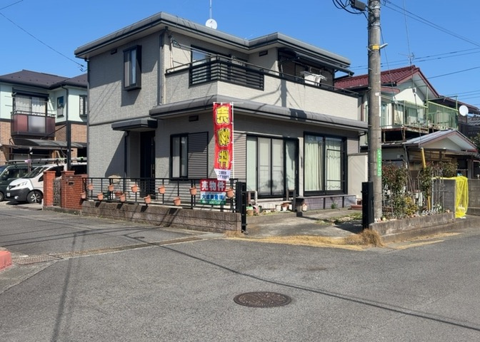 住宅用の土地では前面道路に2m以上接していなければならないと法律で定められています。しかし、お持ちの車のサイズやライフスタイルなどにより、2mでは利便が悪い場合もございますので、事前に確認しましょう。
