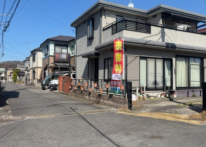 道幅が広い場所は日当たりや風通が良好です。幅が広いのですれ違いも可能ですし大きな車でも駐車可能！一方で、大型車が通ることも多くなるため交通量の増加により騒音に繋がります。また土地の値段が高くなります。
