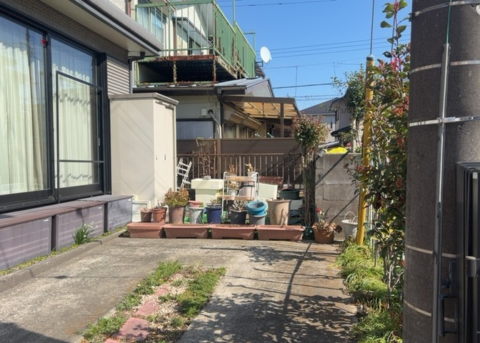 庭があることでガーデニングや家庭菜園はもちろん、こどもの遊び場やペットを放して遊ぶことができます。また、家の周囲に余裕があるということです。隣地との間があれば、十分な日当たりと、風通しが確保できます。