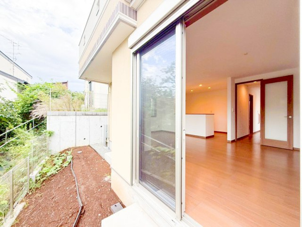 【川崎市高津区上作延 8号棟の庭】