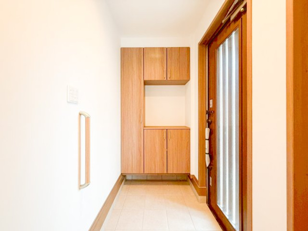 【川崎市高津区上作延 8号棟の玄関】