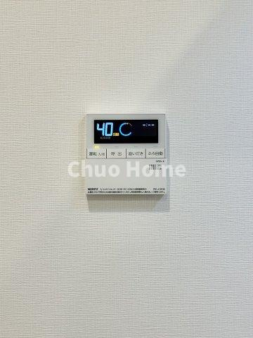 【給湯リモコン】外での一日を忘れさせてくれるオートバス機能でお好みの湯量・温度に調整された浴槽。