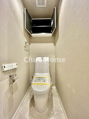 【トイレ】　収納スペースをしっかりと確保した温水洗浄便座機能付きトイレ。温水洗浄便座は清潔にお使いいただくための大切なアイテムです。