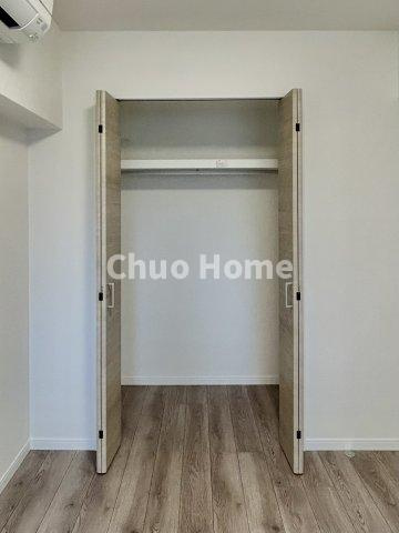 居室にはクローゼットを完備し、自由度の高い家具の配置が叶うシンプルな空間です。お子様の成長と必要になる子供部屋を与えるにはぴったりの間取りですね。