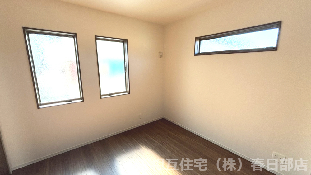 5．332帖　洋室　南西・北西の二方向からの陽射しで明るい空間です。