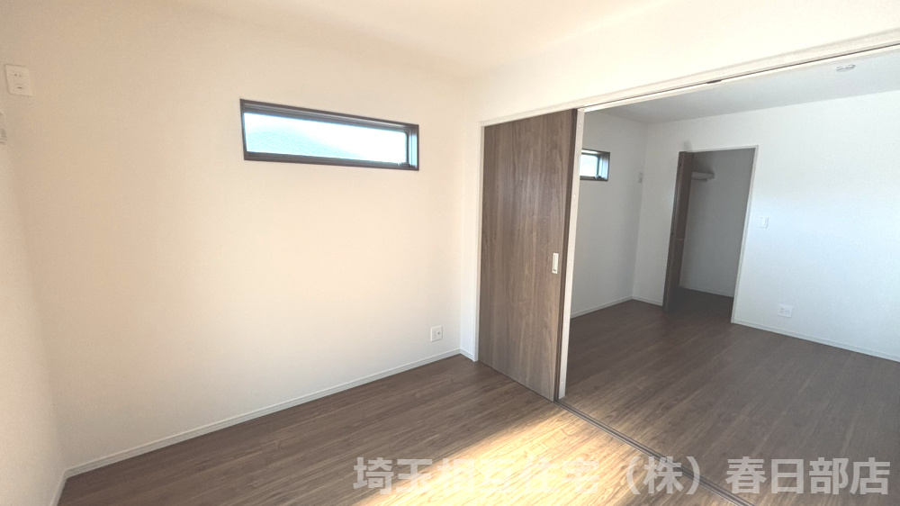 5．332帖　洋室　隣室の扉を開けて10．58帖の洋室としてもお使いいただけます