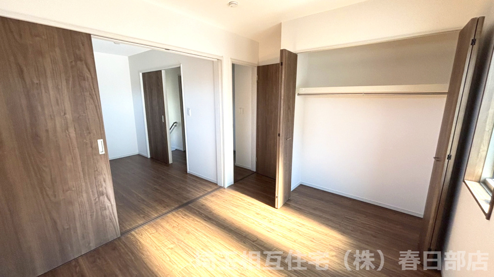 5．332帖　洋室　全居室に収納があり空間を広くお使いいただけます。
