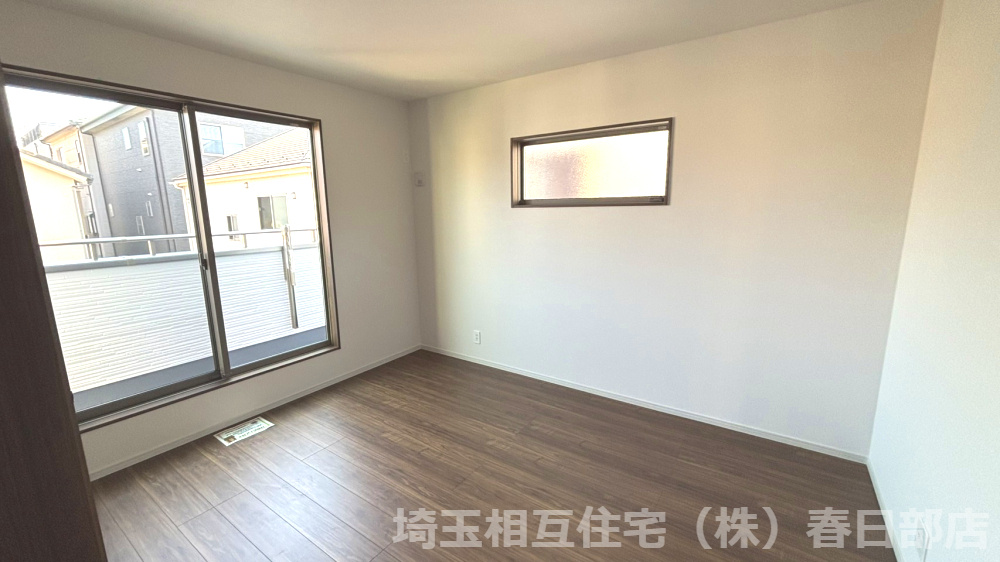 7帖　寝室　バルコニーに面していて開放感ある空間です。