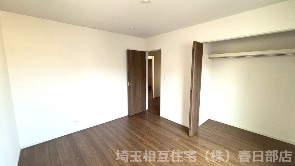 7帖　寝室　フローリング仕様で普段のお掃除も楽々です。