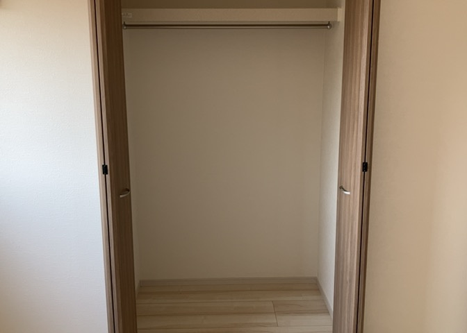 デザイン性を重視しすぎて収納が少なかった！なんてことにならないため、事前に現地で収納の数を確認しておくことをお勧めします。クローゼット以外にも床下収納や屋根裏収納、パントリーなどもチェックしましょう。