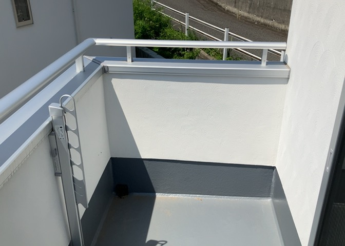 バルコニーは、室外の専用スペースのうち、「屋根がなく開放された空間」であるものを指します。ベランダより広いタイプのものが多く、日当たりもよいため家庭菜園などを楽しみたい人にとって適した環境となります。