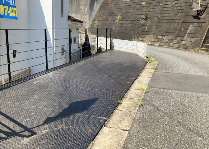 駐車場と明記されていても、最小スペースでつくられた駐車場だと大型車は駐車できなかったり、出入りしにくくなったりする可能性があります。お車のサイズと購入したい物件の駐車場のサイズを現地で確認しましょう。
