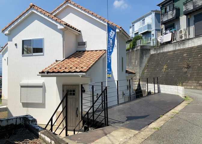 住宅用の土地では前面道路に2m以上接していなければならないと法律で定められています。しかし、お持ちの車のサイズやライフスタイルなどにより、2mでは利便が悪い場合もございますので、事前に確認しましょう。