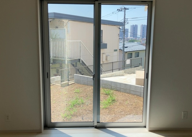 サッシとは、ガラス窓に使用される金属製の窓枠のことです。一般的に住宅建築では、金属製建具工事の段階で備え付けるもので、ガラス類や玄関、バスルームのスチール製のドアなどと同じタイミングで工事を行います。