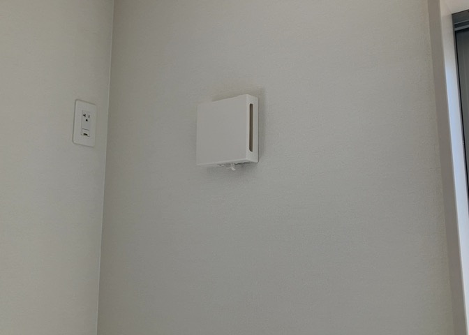 1日中建物内の換気が行われるように設計された仕組みです。気密性の高い住宅は、家に籠った空気でシックハウス症候群になる可能性がありますが、24時間換気システムであれば計画的な換気で対策が可能です。