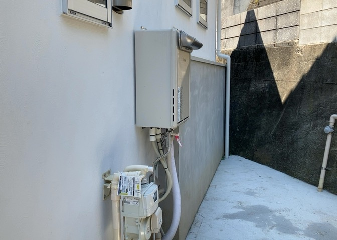 省エネ給湯器とは従来型の給湯器より熱効率が高く、少ない燃料でたくさんのお湯を沸かすことが出来る高効率な給湯器のことを指します。また、省エネ給湯器には種類があり、利便性や効果なども様々です。