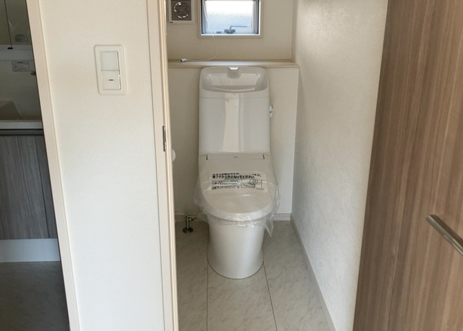トイレは大きさや形、機能、抗菌性などが異なる多種多彩なタイプが各メーカーから出ています。それぞれに良さがあるため、事前にどういったタイプのトイレがいいのかをご家庭内で決めて、内見に行くといいでしょう。