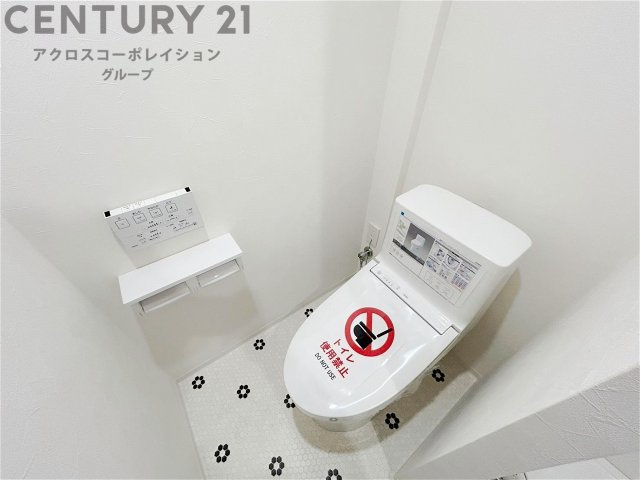 温水洗浄便座付トイレは温水洗浄機能により、暖かい水でおしりを洗浄することができ、冷たい水を使う従来の便座に比べ、温水洗浄機能で暖かいトイレを提供し、快適な使用を可能にします。