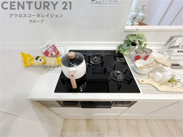 多数の調理器具を同時に使用でき、料理の効率化が可能。省エネで節約になり、様々な料理スタイルに適応できます。また、火力調整が独立しており、手入れや掃除もしやすく、今よりもっとお料理が楽しくなるかも。