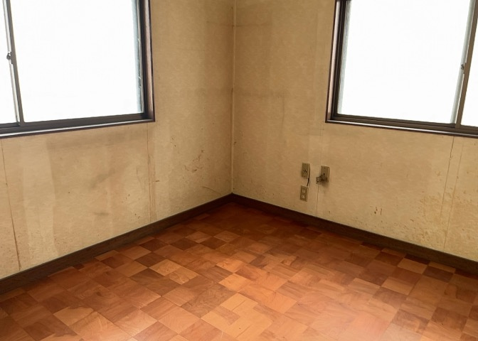 洋室のメリットは重い家具が置きやすく、身の回りが整理しやすいことです。　床がフローリングのため畳とは異なり凹みにくいです。　クローゼットなど収納が豊富で、普段使わない旅行カバンや服の整頓も簡単にです。