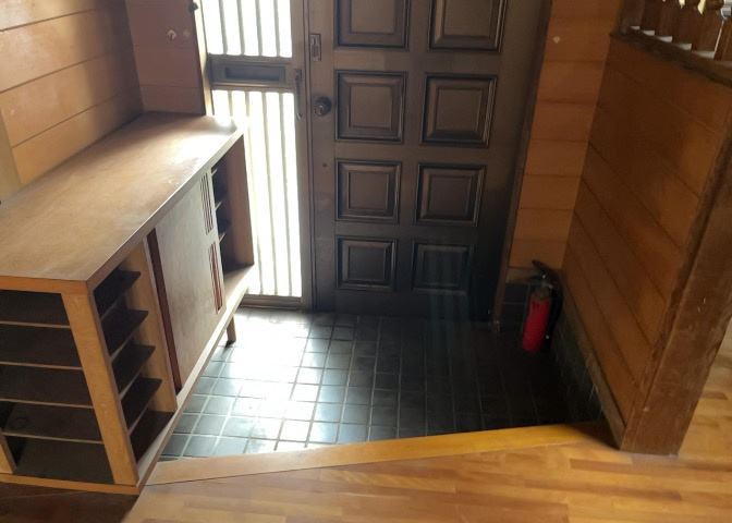 玄関は家の顔でもあり、家族以外の目にも止まる場所です。玄関は外との間を仕切る扉、靴などをしまっておく収納スペース、靴脱ぎのたたきスペース、来客とのやり取りをするドアホンなど複数のアイテムからなります。