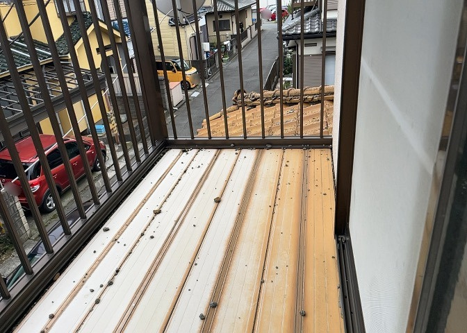 バルコニーは、室外の専用スペースのうち、「屋根がなく開放された空間」であるものを指します。ベランダより広いタイプのものが多く、日当たりもよいため家庭菜園などを楽しみたい人にとって適した環境となります。