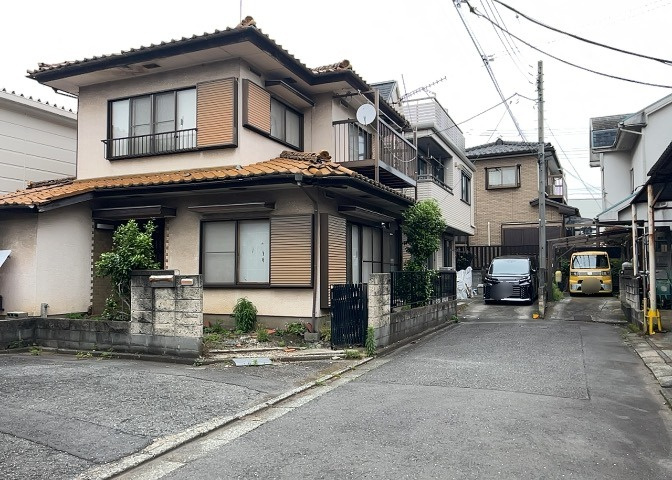 住宅用の土地では前面道路に2m以上接していなければならないと法律で定められています。しかし、お持ちの車のサイズやライフスタイルなどにより、2mでは利便が悪い場合もございますので、事前に確認しましょう。
