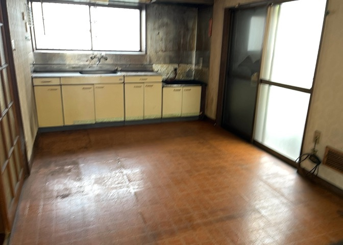 ダイニングは、食事や家族の団らんスペースとしてだけではなく、ほかの用途としても使用することができます。ダイニングテーブルを置き、食事のためのスペースを作ることでリビングとの差別化を図ることができます。