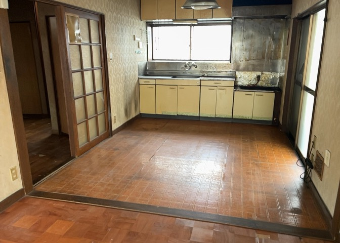 ダイニングにはダイニングテーブルセットなどを置くことが多く、間取りにおいて「D」と略記されますが、食事を作るときの作業場として使用したり、朝食を食べたりするときだけに使われるケースも少なくありません。