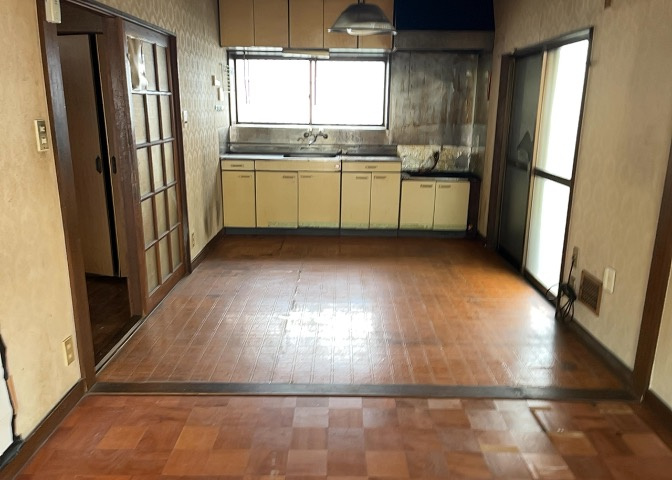 DKの物件でも広く見せたい方は、ダイニングスペースを広く使えるように工夫しましょう。低めのダイニングソファを置くと、家具の圧迫感が減り、広く見せることができ、ダイニングをリビングのように使用できます！