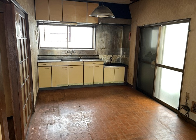 ダイニングとキッチンの間を扉や壁などで仕切らず、一体化させた間取りです。キッチンカウンターがついている物件ならば、食事をキッチンカウンターで取ることで、ダイニングスペースをリビングとして使用できます。