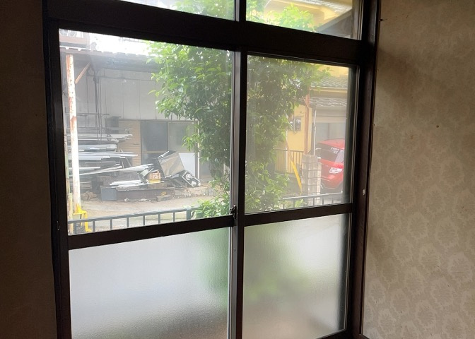 サッシは、ガラス窓に使用される金属製の窓枠です。一般的に住宅建築では、金属製建具工事の段階でガラス類・玄関などと同時に設置されます。種類や構造により断熱性能や遮音性能が異なるので現地でご確認ください。