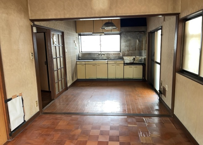 直線タイプはLとDKを一直線に並べた形で対面キッチンのタイプです。一般的なのでよく見かけるかもしれません。直線タイプに似た直接アイランドタイプは、キッチンとダイニングの間に壁がない分広く感じられます。