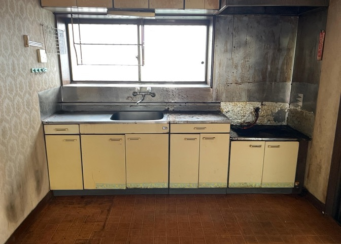 標準的なシステムキッチンの横幅は、165cm～300cm程度です。2100・2400・2550・2700などミリ単位で表記されます。普段どのように料理をするのかを想定しながら合ったサイズを選びましょう