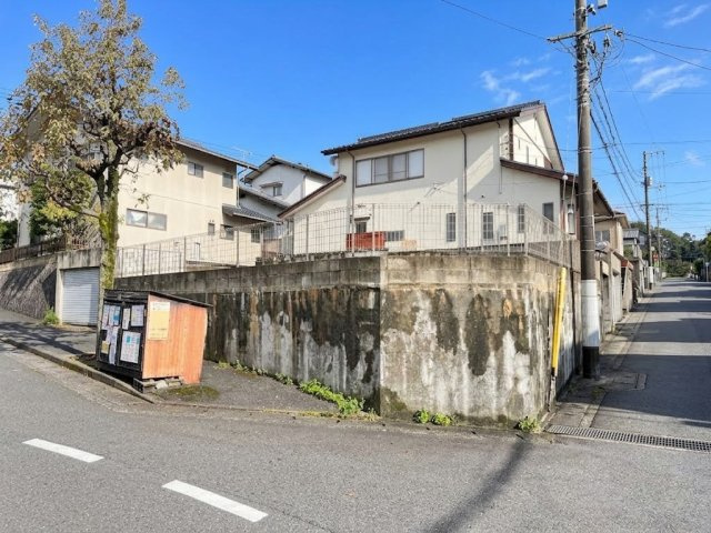 角地ならではの開放感が魅力の現況渡し土地です。前面道路にはゆとりがあり、お車の出入りもしやすい住環境。周辺は落ち着いた住宅街となっており、静かな暮らしをご希望の方にもおすすめです。