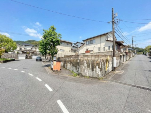 道路に面した角地で、陽当たりや風通しの良さが期待できる立地。前面道路幅員にもゆとりがあり、車の離合や駐車もしやすい住環境。周辺には戸建住宅が建ち並び、穏やかな街並みが形成されています。