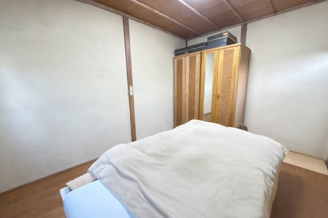 和の趣をしっかり感じられる空間です。畳敷きで落ち着きがあり、寝室や来客用のお部屋としても最適です。用途に応じた使い分けが可能です。静かな環境でゆったりとした時間をお過ごしいただけます。