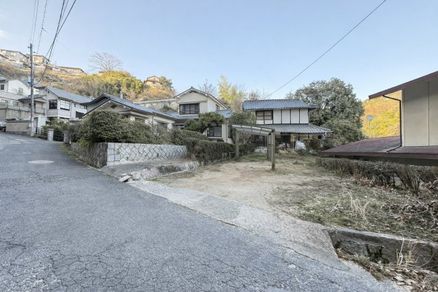 本物件は南西側公道に接道しており、幅員は約4ｍございます。車の通行も可能で、日常の出入りに支障のない道路幅となっています。交通量も比較的落ち着いており、静かな住環境が保たれています。